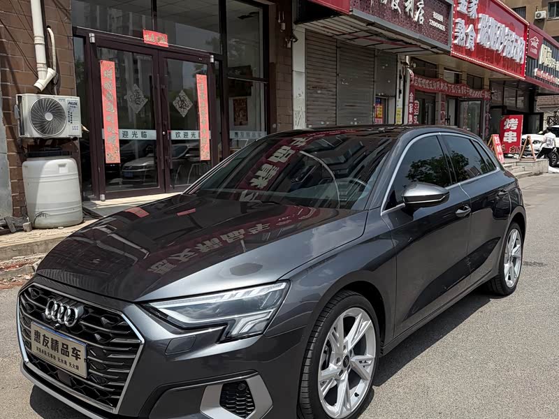 Audi A3, 2023 г., серебристый / серый, 43 000 км Audi A3, 2023 г., серебристый / серый, 43 000 км