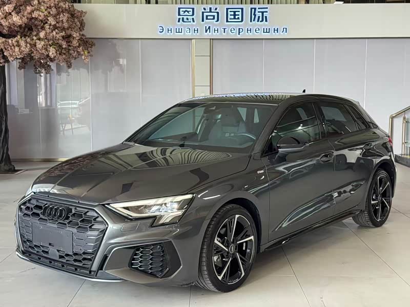 Audi A3, 2022 г., серебристый / серый, 20 000 км Audi A3, 2022 г., серебристый / серый, 20 000 км