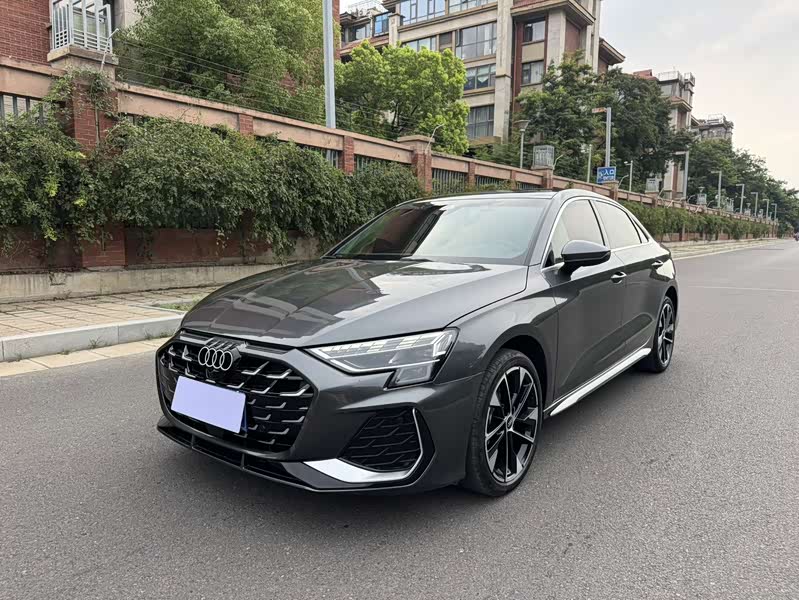 Audi A3, 2025 г., серебристый / серый, 17 000 км Audi A3, 2025 г., серебристый / серый, 17 000 км