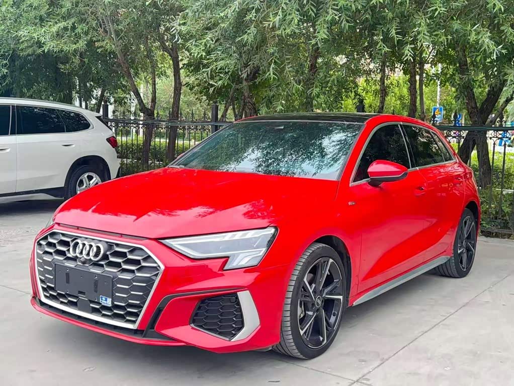 Audi A3, 2022 г., красный / фиолетовый, 22 000 км Audi A3, 2022 г., красный / фиолетовый, 22 000 км
