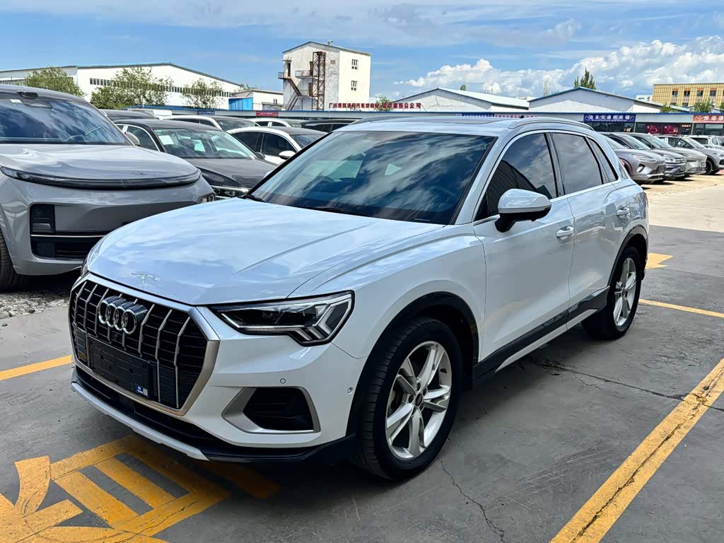 Audi Q3, 2022 г., белый, 30 000 км Audi 奥迪Q3, 2022 г., белый, 30 000 км