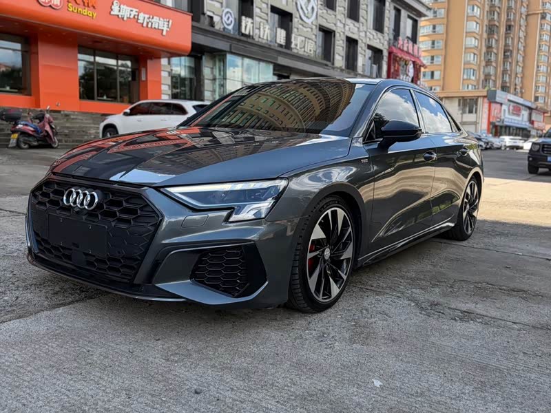 Audi A3, 2022 г., серебристый / серый, 42 000 км Audi A3, 2022 г., серебристый / серый, 42 000 км