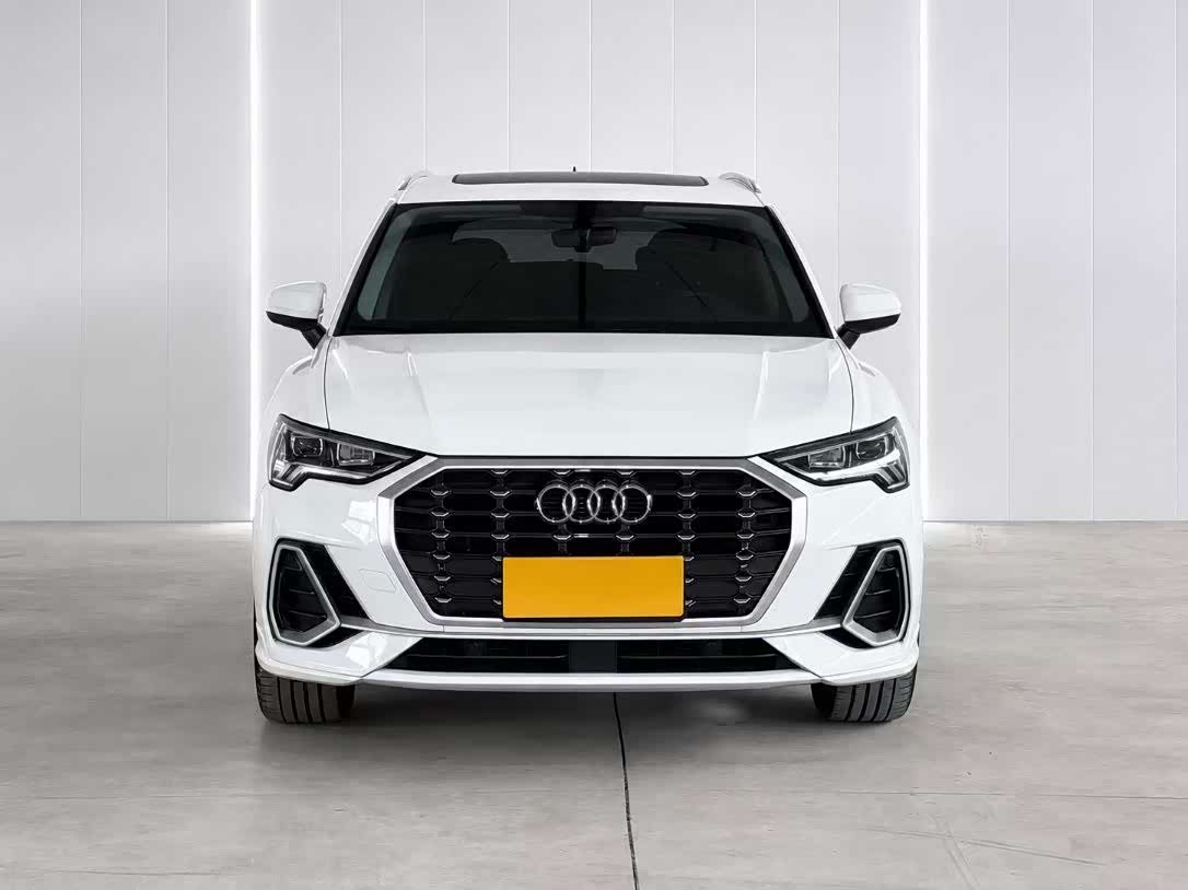 Audi Q3, 2023 г., белый, 40 000 км Audi 奥迪Q3, 2023 г., белый, 40 000 км