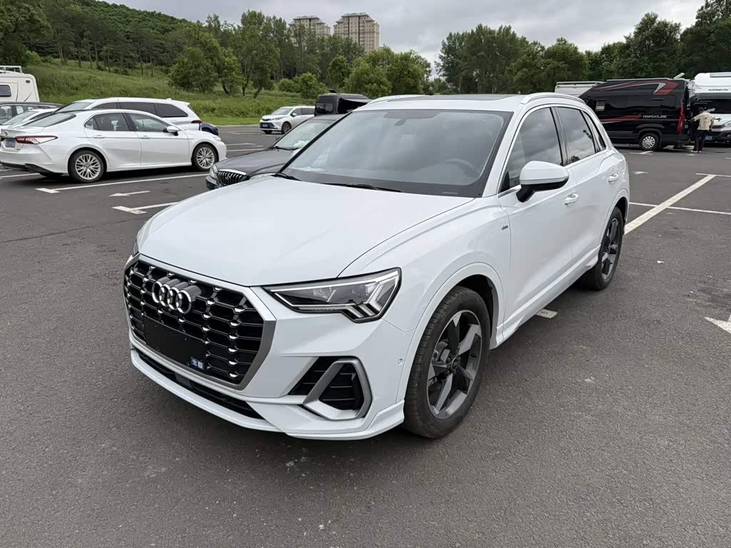 Audi Q3, 2023 г., белый, 41 000 км Audi 奥迪Q3, 2023 г., белый, 41 000 км