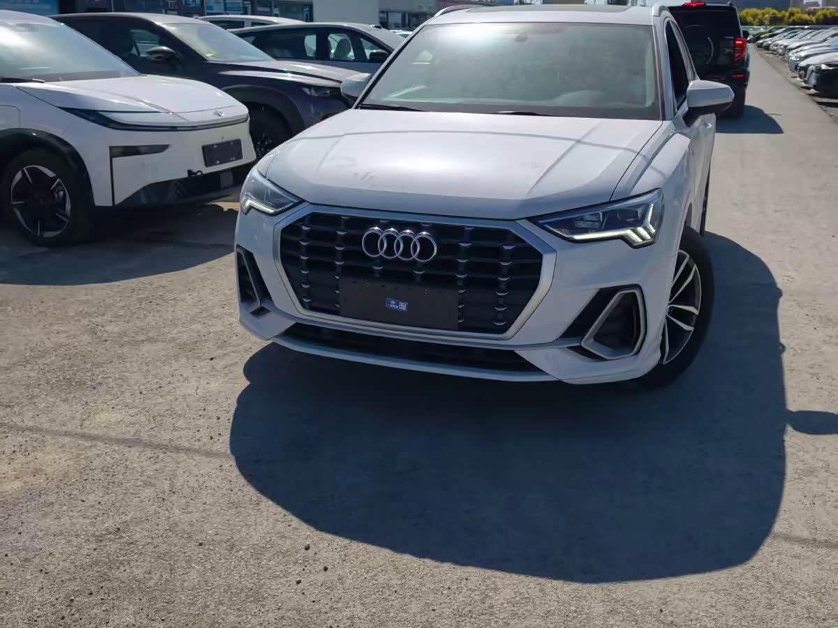 Audi Q3, 2022 г., белый, 32 500 км Audi 奥迪Q3, 2022 г., белый, 32 500 км
