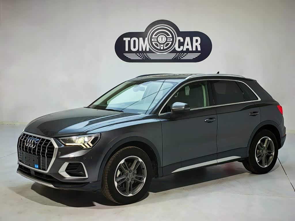 Audi Q3, 2021 г., серебристый / серый, 48 000 км Audi 奥迪Q3, 2021 г., серебристый / серый, 48 000 км