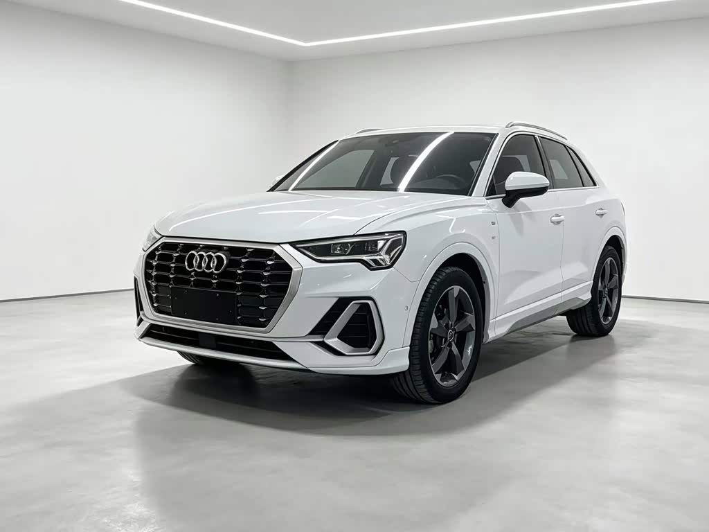Audi Q3, 2022 г., белый, 49 700 км Audi 奥迪Q3, 2022 г., белый, 49 700 км