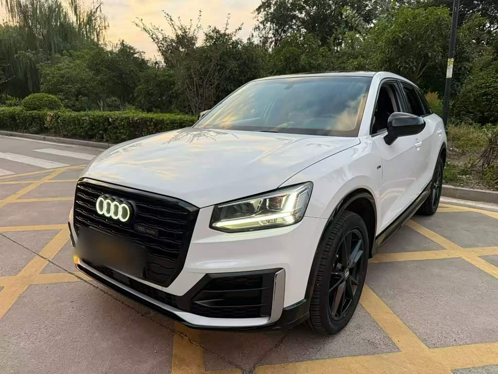 Audi Q2L, 2021 г., белый, 52 000 км Audi 奥迪Q2L, 2021 г., белый, 52 000 км