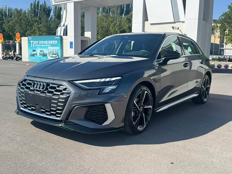 Audi A3, 2023 г., серебристый / серый, 12 000 км Audi A3, 2023 г., серебристый / серый, 12 000 км