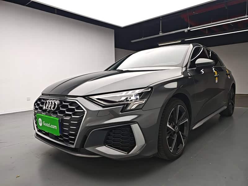 Audi A3, 2024 г., серебристый / серый, 21 100 км Audi A3, 2024 г., серебристый / серый, 21 100 км