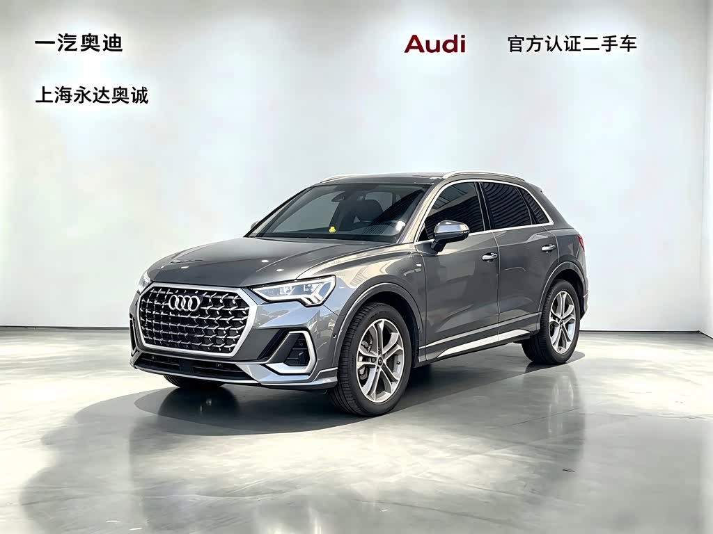 Audi Q3, 2026 г., серебристый / серый, 15 000 км Audi 奥迪Q3, 2026 г., серебристый / серый, 15 000 км