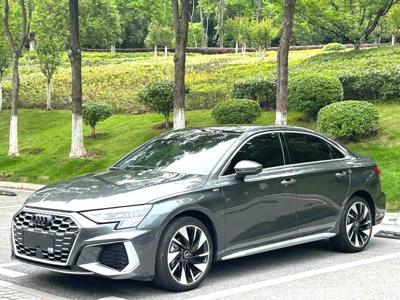 Audi A3, 2023 г., серебристый / серый, 24 000 км Audi A3, 2023 г., серебристый / серый, 24 000 км