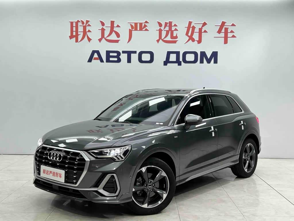 Audi Q3, 2022 г., серебристый / серый, 29 000 км Audi 奥迪Q3, 2022 г., серебристый / серый, 29 000 км
