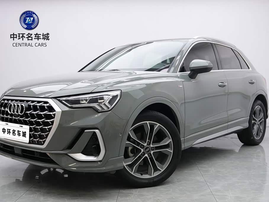 Audi Q3, 2023 г., серебристый / серый, 32 000 км Audi 奥迪Q3, 2023 г., серебристый / серый, 32 000 км