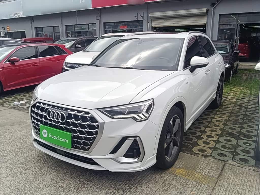 Audi Q3, 2024 г., белый, 14 900 км Audi 奥迪Q3, 2024 г., белый, 14 900 км