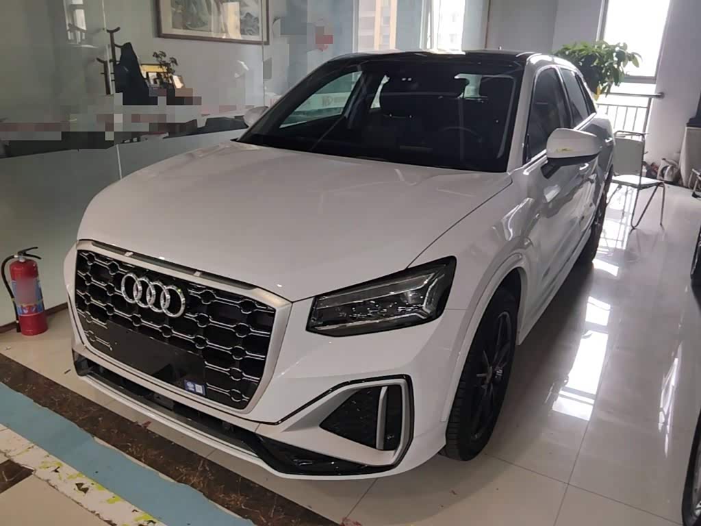 Audi Q2L, 2023 г., белый, 69 800 км Audi 奥迪Q2L, 2023 г., белый, 69 800 км