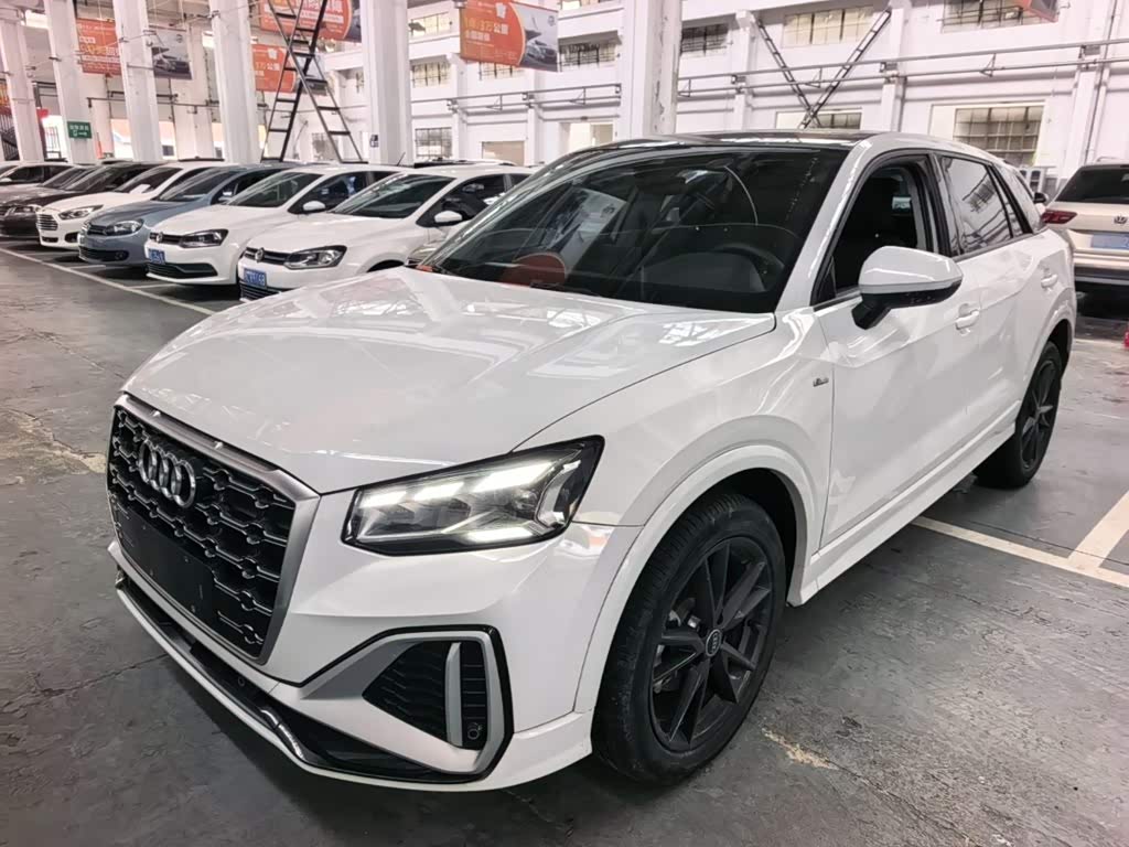 Audi Q2L, 2022 г., белый, 67 000 км Audi 奥迪Q2L, 2022 г., белый, 67 000 км