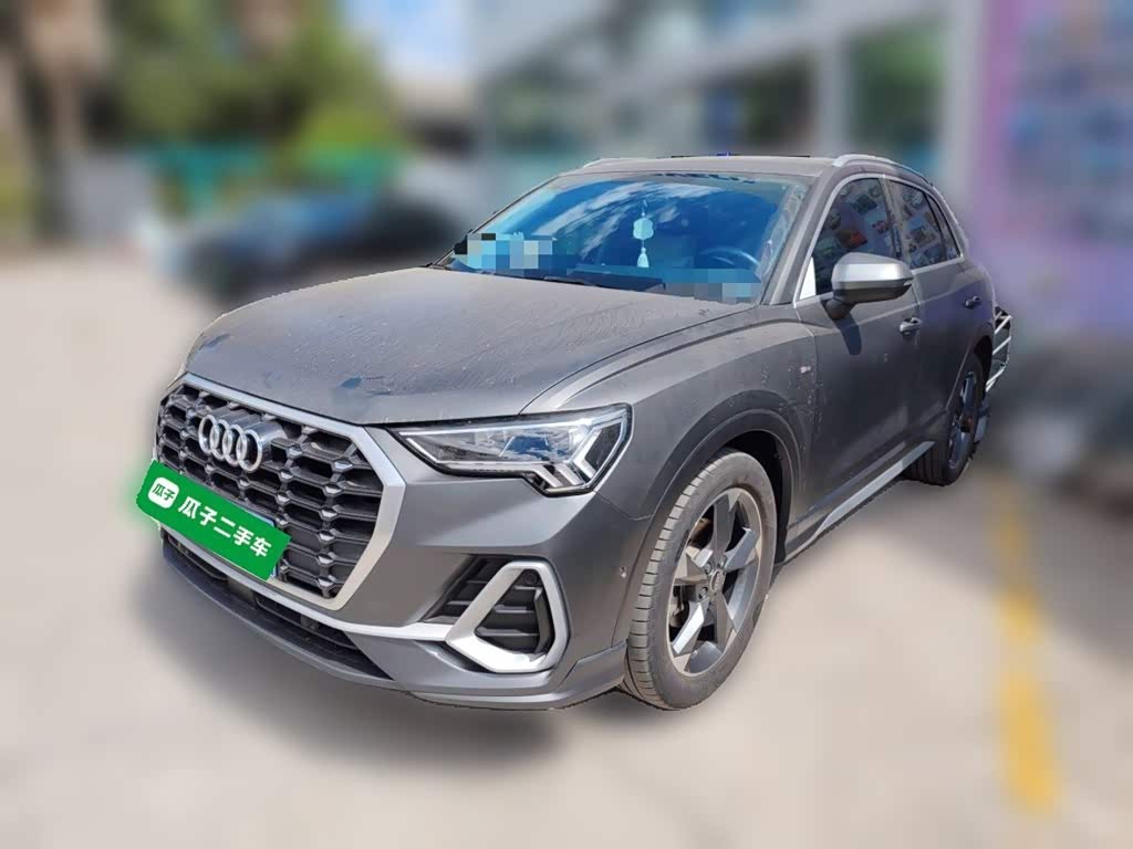 Audi Q3, 2023 г., серебристый / серый, 24 800 км Audi 奥迪Q3, 2023 г., серебристый / серый, 24 800 км