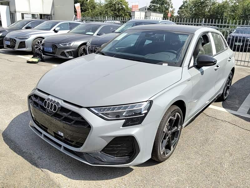 Audi A3, 2026 г., серебристый / серый, 100 км Audi A3, 2026 г., серебристый / серый, 100 км