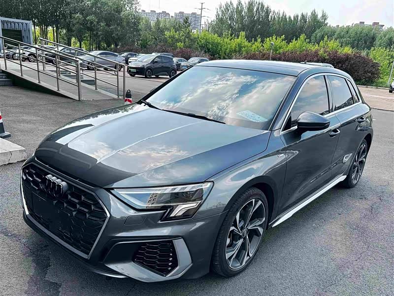 Audi A3, 2022 г., серебристый / серый, 37 000 км Audi A3, 2022 г., серебристый / серый, 37 000 км