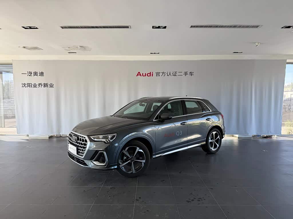Audi Q3, 2025 г., серебристый / серый, 2 000 км Audi 奥迪Q3, 2025 г., серебристый / серый, 2 000 км