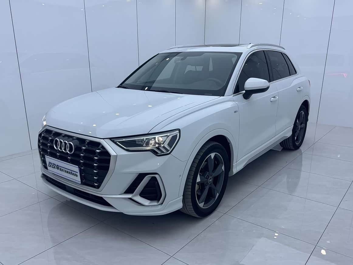 Audi Q3, 2022 г., белый, 42 000 км Audi 奥迪Q3, 2022 г., белый, 42 000 км