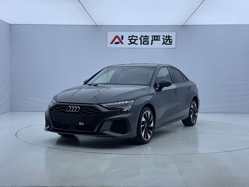 Audi A3, 2022 г., серебристый / серый, 14 000 км Audi A3, 2022 г., серебристый / серый, 14 000 км