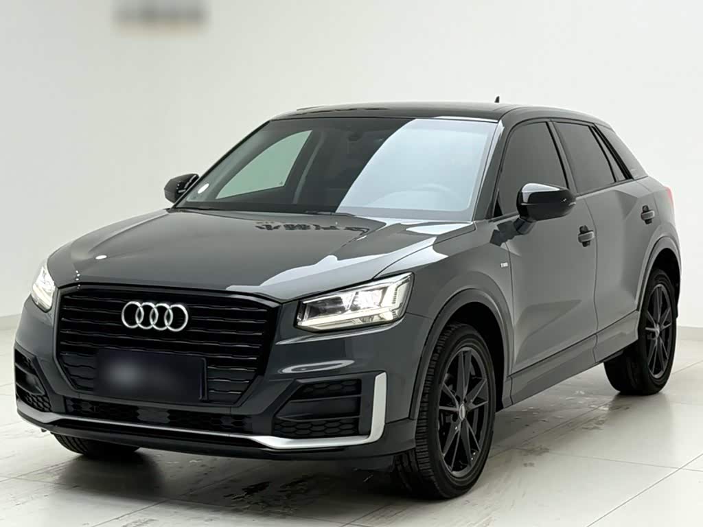 Audi Q2L, 2021 г., серебристый / серый, 44 300 км Audi 奥迪Q2L, 2021 г., серебристый / серый, 44 300 км