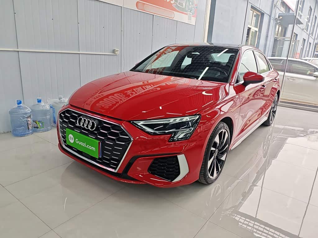 Audi A3, 2023 г., красный / фиолетовый, 34 400 км Audi A3, 2023 г., красный / фиолетовый, 34 400 км