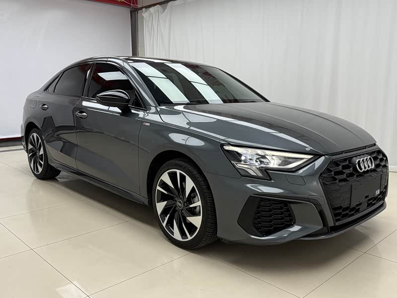 Audi A3, 2022 г., серебристый / серый, 48 000 км Audi A3, 2022 г., серебристый / серый, 48 000 км