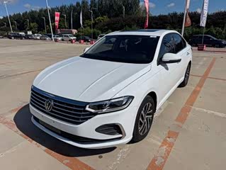 Volkswagen Lavida, 2023 г., белый, 27 000 км Volkswagen Lavida 2023 обновлённая версия 1.5L автомат пять миллионов версия
