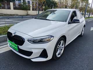 BMW 1 серия, 2023 г., белый, 42 700 км BMW 1 серия 2022 120i пакет M Sport, исполнение «Ночь»