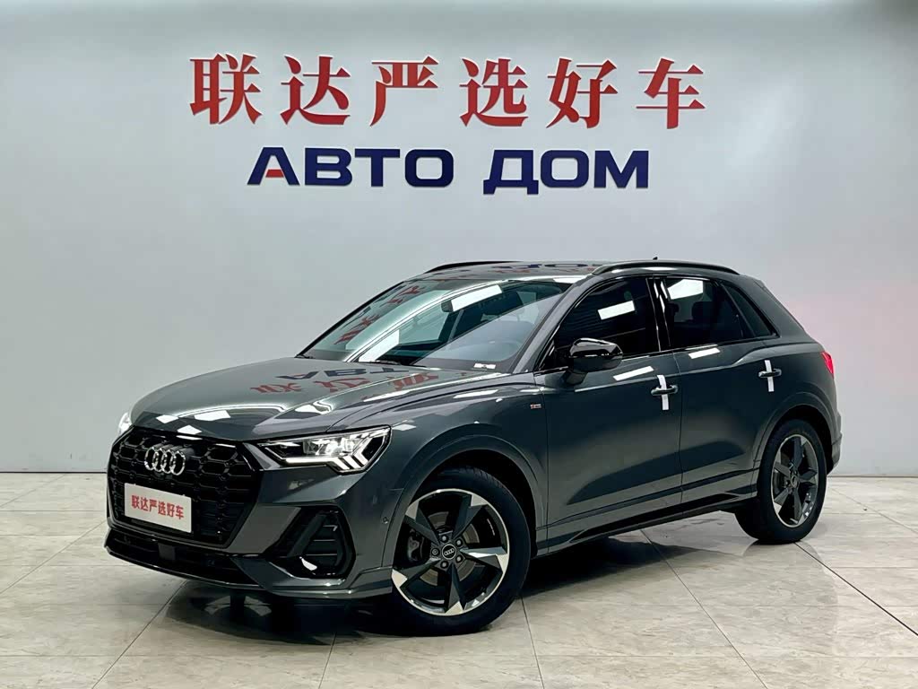 Audi Q3, 2023 г., серебристый / серый, 14 000 км Audi 奥迪Q3, 2023 г., серебристый / серый, 14 000 км