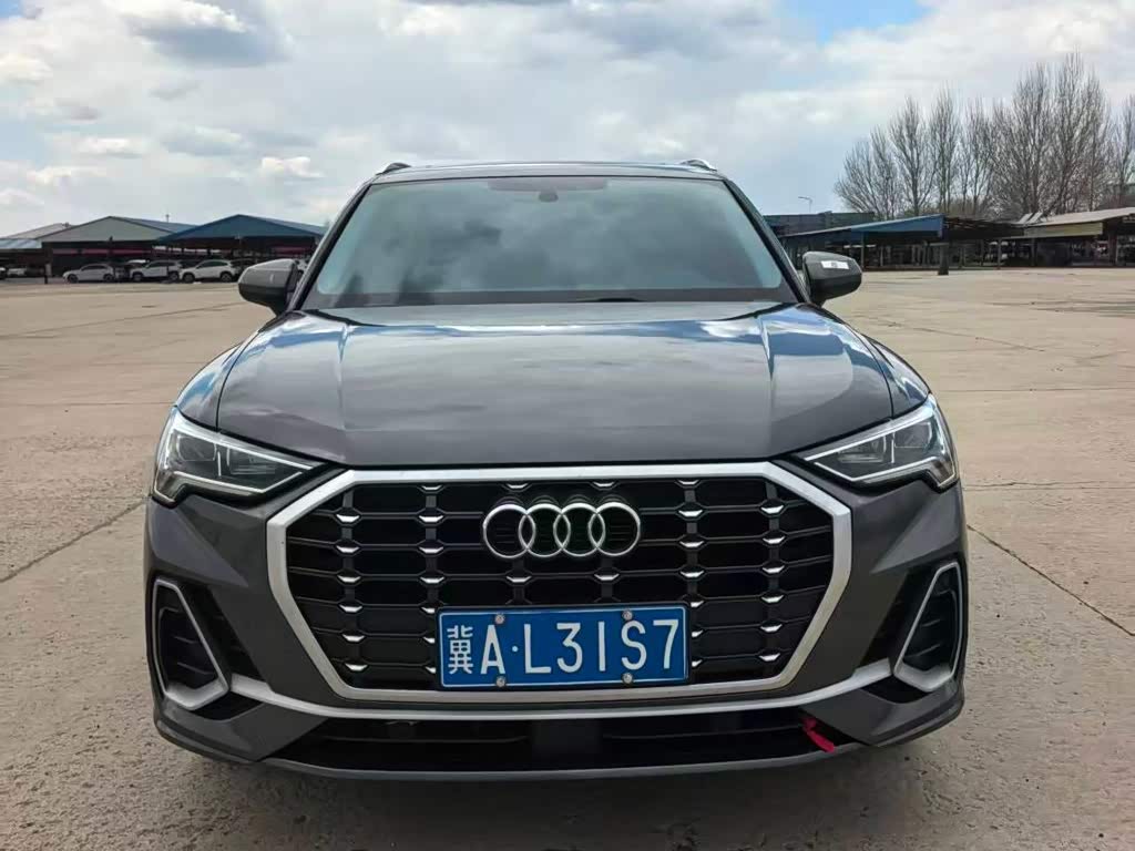 Audi Q3, 2022 г., серебристый / серый, 70 000 км Audi 奥迪Q3, 2022 г., серебристый / серый, 70 000 км