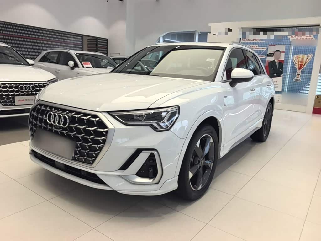 Audi Q3, 2024 г., белый, 71 500 км Audi 奥迪Q3, 2024 г., белый, 71 500 км