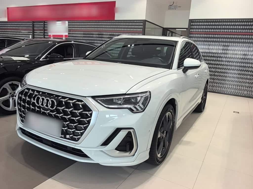 Audi Q3, 2024 г., белый, 64 500 км Audi 奥迪Q3, 2024 г., белый, 64 500 км