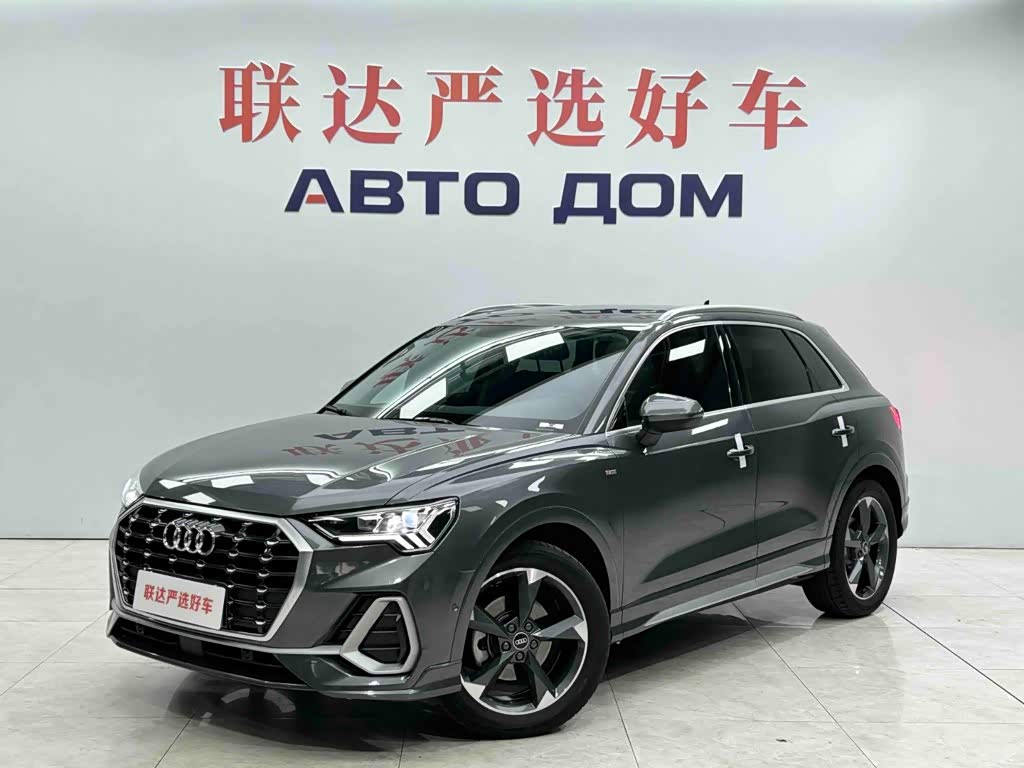 Audi Q3, 2022 г., серебристый / серый, 36 900 км Audi 奥迪Q3, 2022 г., серебристый / серый, 36 900 км
