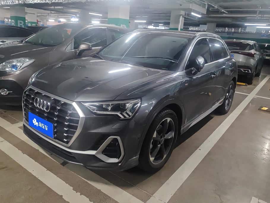 Audi Q3, 2022 г., серебристый / серый, 52 600 км Audi 奥迪Q3, 2022 г., серебристый / серый, 52 600 км