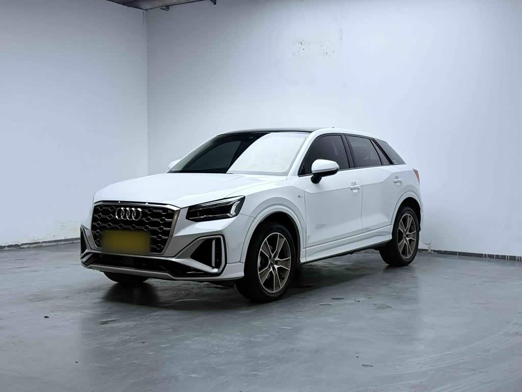 Audi Q2L, 2022 г., белый, 37 100 км Audi 奥迪Q2L, 2022 г., белый, 37 100 км