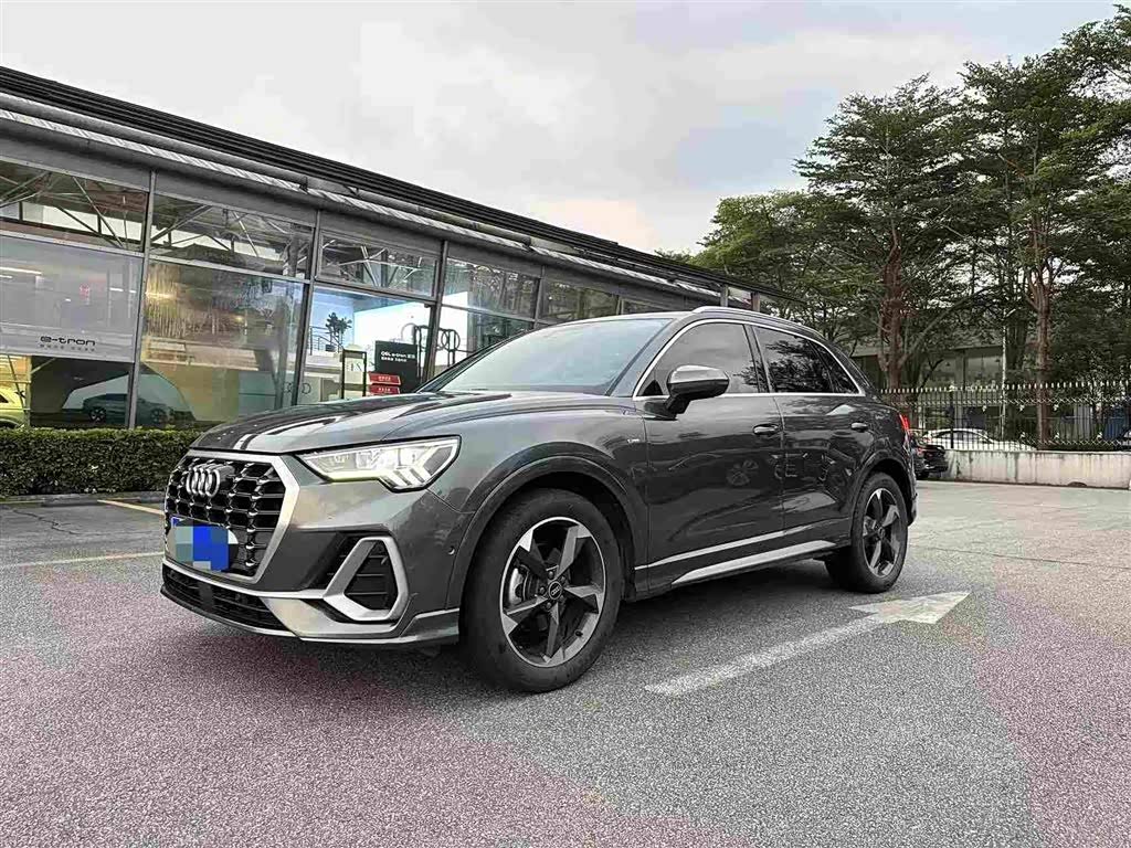 Audi Q3, 2022 г., серебристый / серый, 68 000 км Audi 奥迪Q3, 2022 г., серебристый / серый, 68 000 км