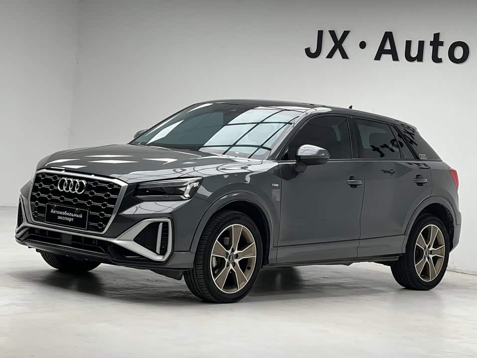 Audi Q2L, 2022 г., серебристый / серый, 35 000 км Audi 奥迪Q2L, 2022 г., серебристый / серый, 35 000 км
