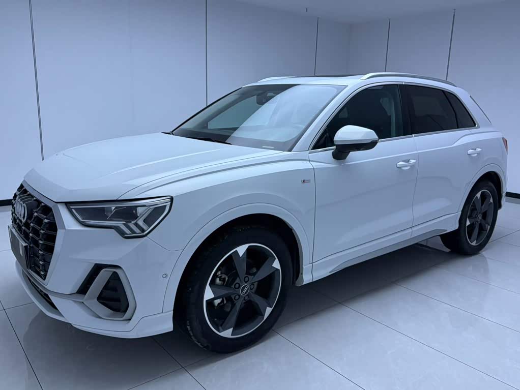 Audi Q3, 2023 г., белый, 31 000 км Audi 奥迪Q3, 2023 г., белый, 31 000 км