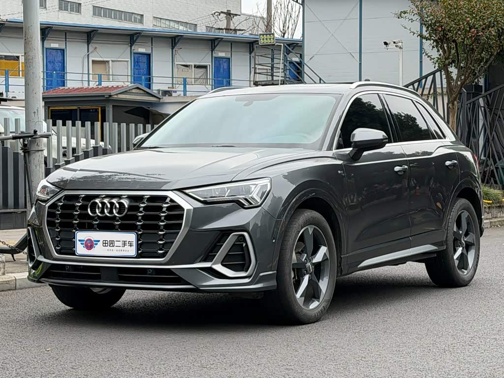Audi Q3, 2021 г., серебристый / серый, 73 000 км Audi 奥迪Q3, 2021 г., серебристый / серый, 73 000 км