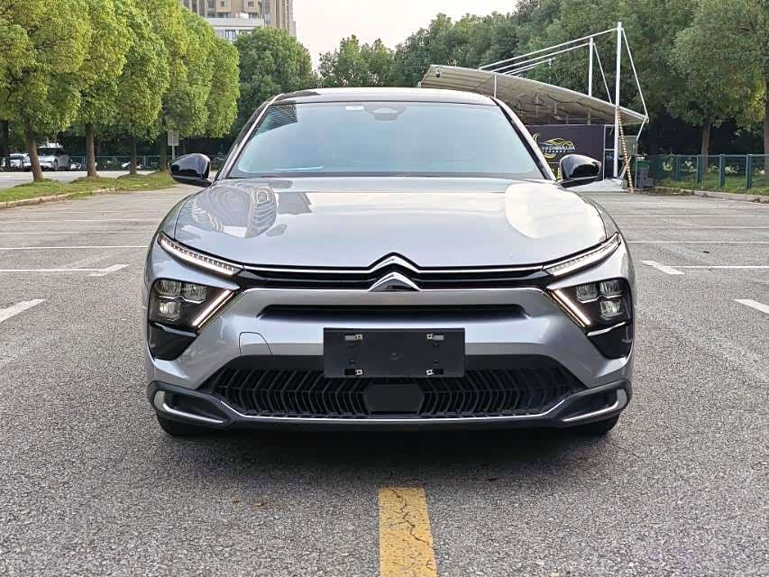 Citroen 凡尔赛C5 X, 2022 г., серебристый / серый, 67 000 км Citroen 凡尔赛C5 X, 2022 г., серебристый / серый, 67 000 км