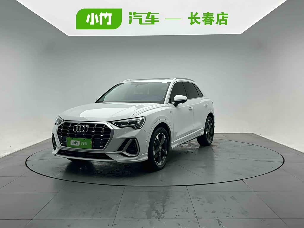 Audi Q3, 2022 г., белый, 24 000 км Audi 奥迪Q3, 2022 г., белый, 24 000 км