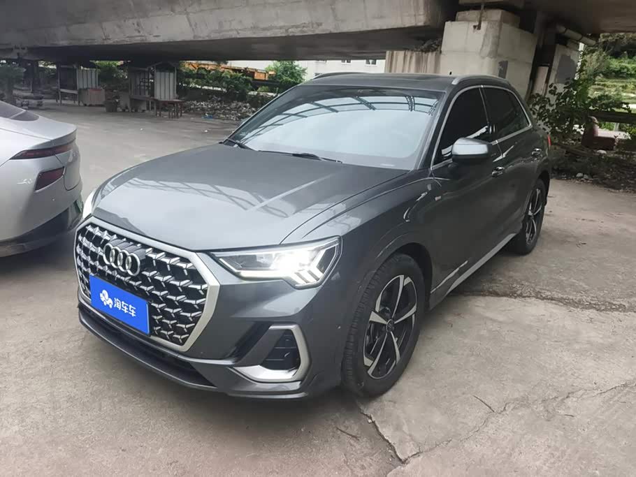 Audi Q3, 2025 г., серебристый / серый, 19 700 км Audi 奥迪Q3, 2025 г., серебристый / серый, 19 700 км