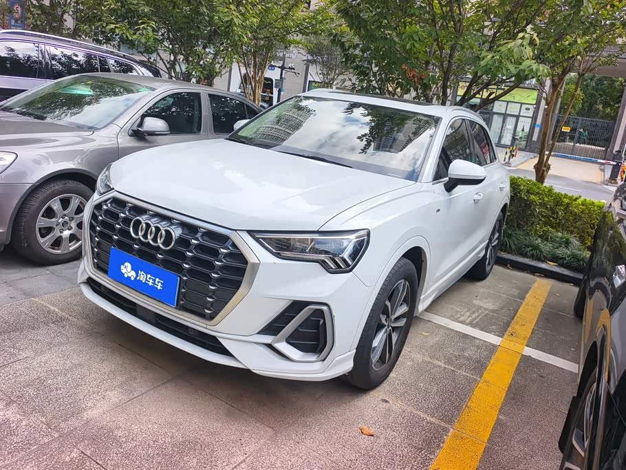 Audi Q3, 2021 г., белый, 40 000 км Audi 奥迪Q3, 2021 г., белый, 40 000 км