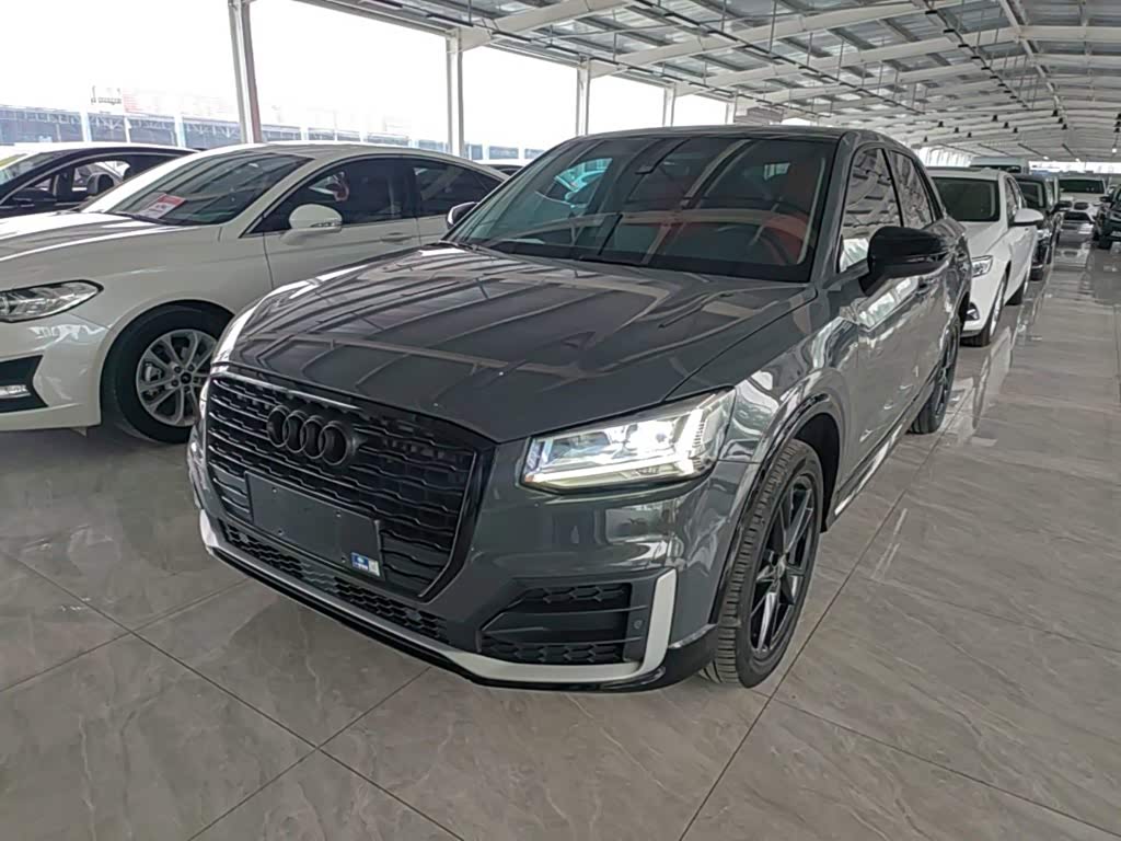 Audi Q2L, 2021 г., серебристый / серый, 55 600 км Audi 奥迪Q2L, 2021 г., серебристый / серый, 55 600 км