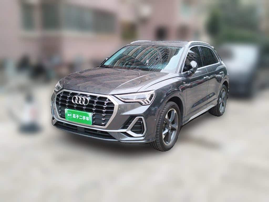 Audi Q3, 2021 г., серебристый / серый, 30 600 км Audi 奥迪Q3, 2021 г., серебристый / серый, 30 600 км