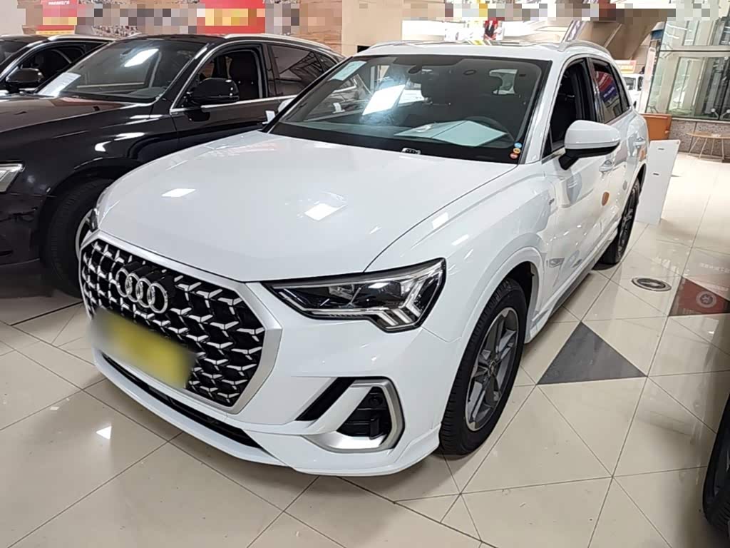 Audi Q3, 2024 г., белый, 41 800 км Audi 奥迪Q3, 2024 г., белый, 41 800 км